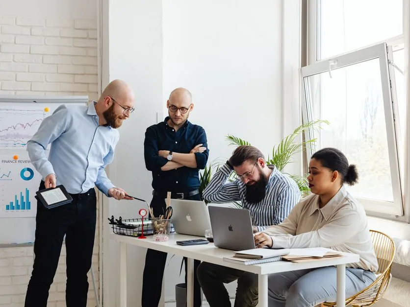 Des notes et un plan de travail affichés sur un mur d’entreprise