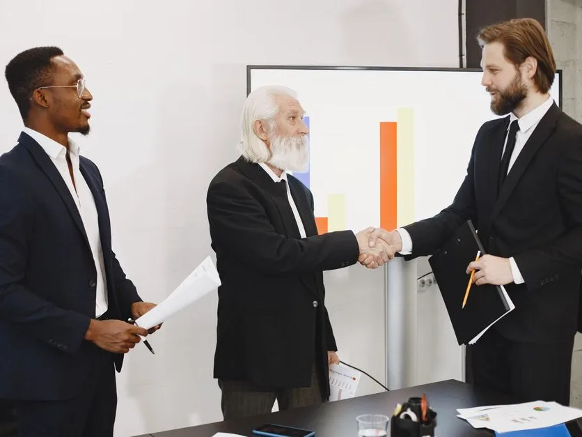 Un plan de travail annoté, posé sur un bureau