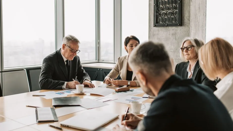 L’équipe de rédaction travaille ensemble autour d’une table